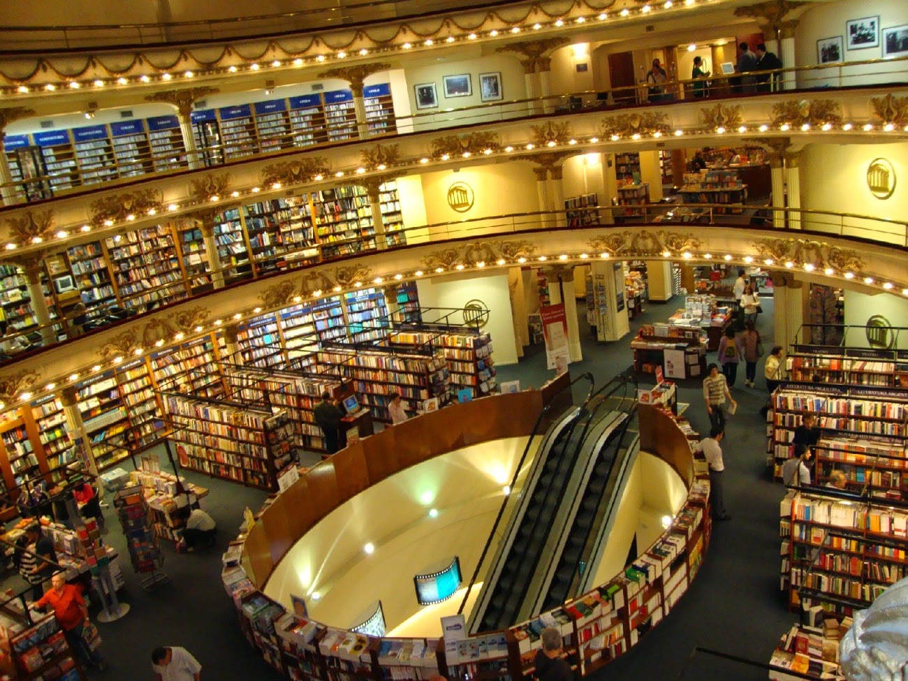 Красивый книжный в москве. Книжный магазин el Ateneo. Самый большой книжный магазин. Самый большой магазин. Самые большие книжные магазины.