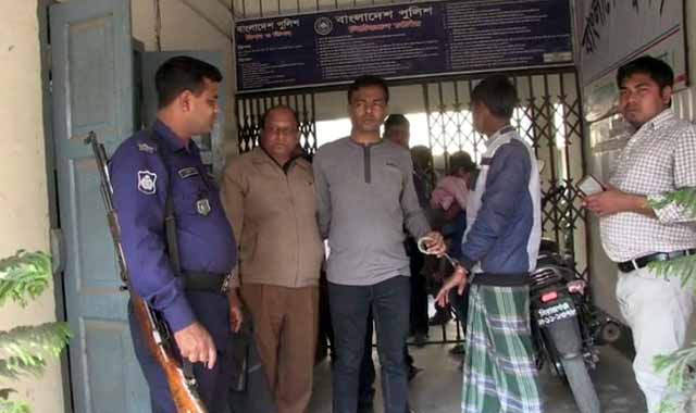 Arrested in Gaibandha on charges of unprofessional teacher গাইবান্ধায় প্রধান শিক্ষককে অনৈতিক কাজের অভিযোগে আটক (ভিডিওসহ)