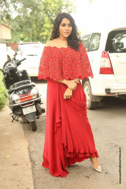 Rashmi Gautam at Next Nuvve Movie Trailer Launch