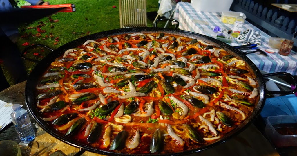 Hudson cooks Paella for a crowd 100, 75 or 60 people