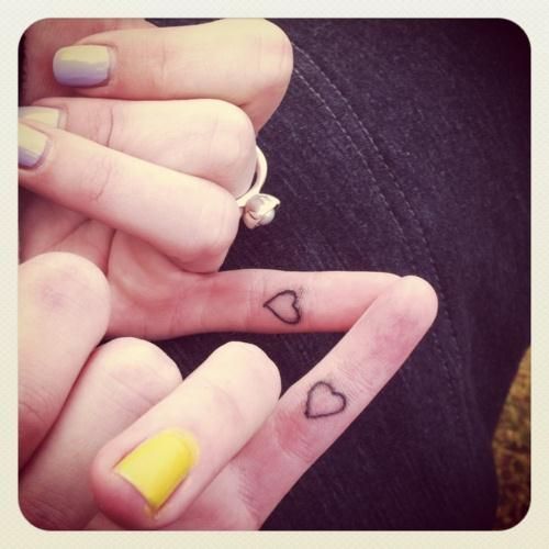 tatuagens femininas de coração para os dedos tatuagens femininas de coração para os dedos