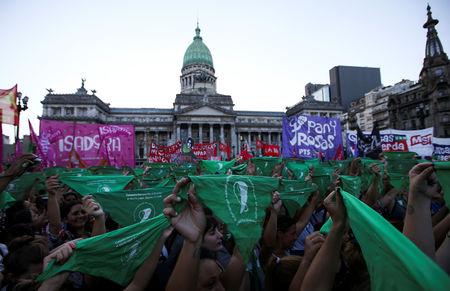 Una cesárea impuesta a una niña de 11 años víctima de violación desata la indignación en Argentina