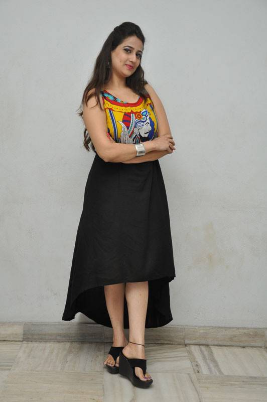 Chubby Telugu Tv Anchor Manjusha Hot Legs Show Photos In Black Dress