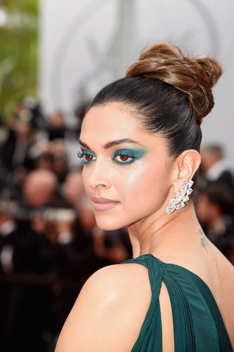 Deepika Padukone Teal Eye Makeup Look At 2017 Cannes Krazy Fashion Rocks