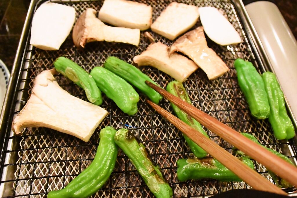 Recipes for Tom Shishito to eringi no amiyaki / grilled shishito