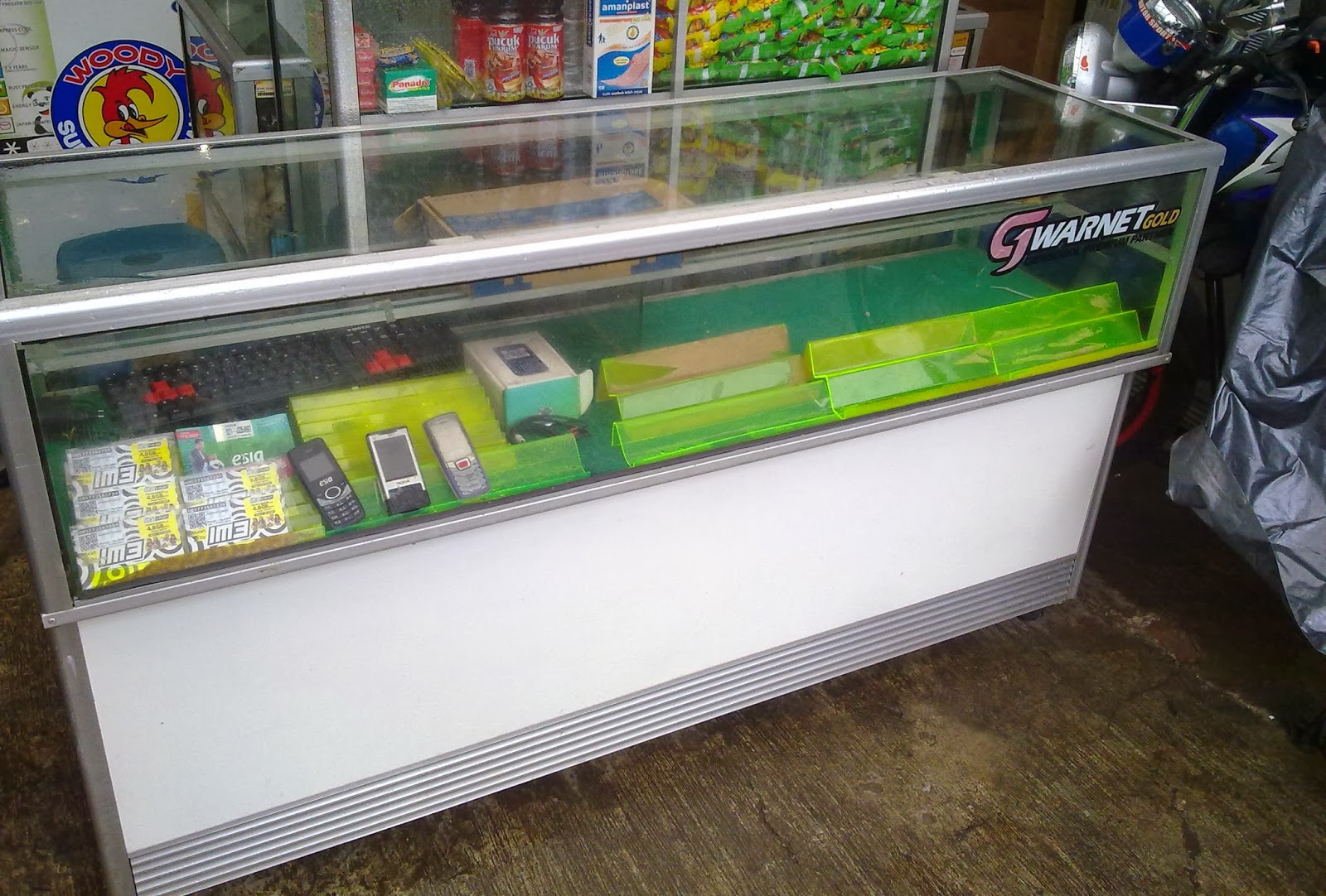 Etalase Buat Counter Handphone Second