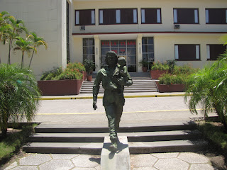 Escultura Che con un niño en los brazos em frente ao PCC Santa Clara