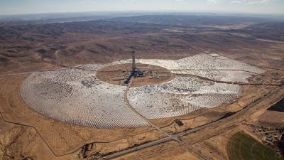Maior torre de energia solar do mundo é construída em deserto de Israel Maior torre de energia solar do mundo é construída em deserto de Israel