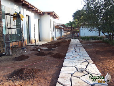 Execução do caminho de pedra Goiás com o revestimento de pedra na fachada da residência, iniciando a execução do paisagismo em residência em Piracaia-SP.