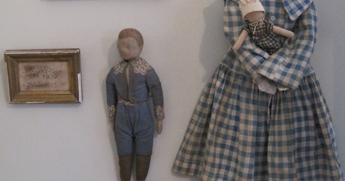 My Red Cape: Hanging Old rag dolls on the wall