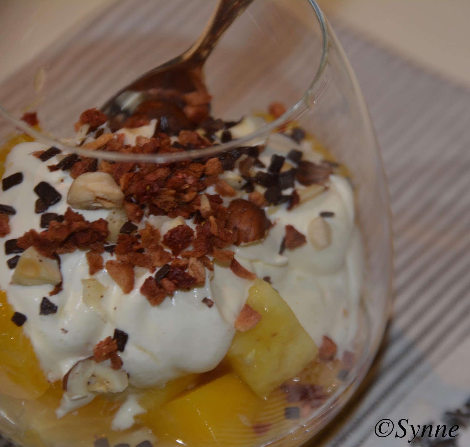 ganske enkelt Frukt i marinade med honning og pisket krem