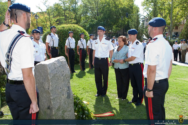 La compañía Mar Océano de la Guardia Real rinde homenaje al cabo López de Infantería de Marina.