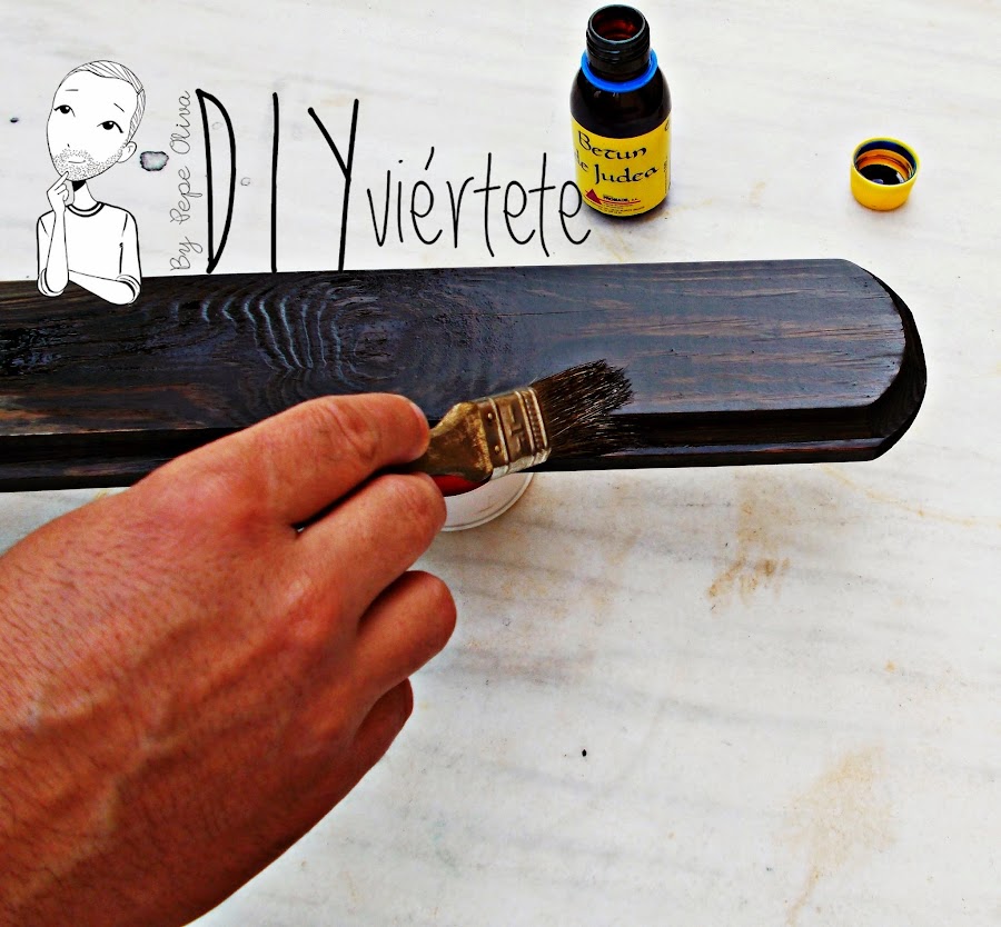 DIY-perchero-reciclaje-animales de plástico-juguetes-spray dorado-3