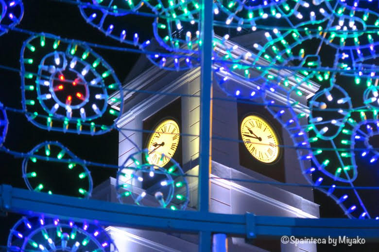 マドリードのソル広場のクリスマスツリーの中から見た時計台