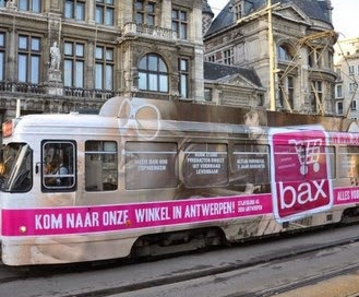圖說: 比利時安特惠普電車的 BAX 廣告，提醒顧客來逛逛 BAX 的實體展示店，圖片來源: Emerce 