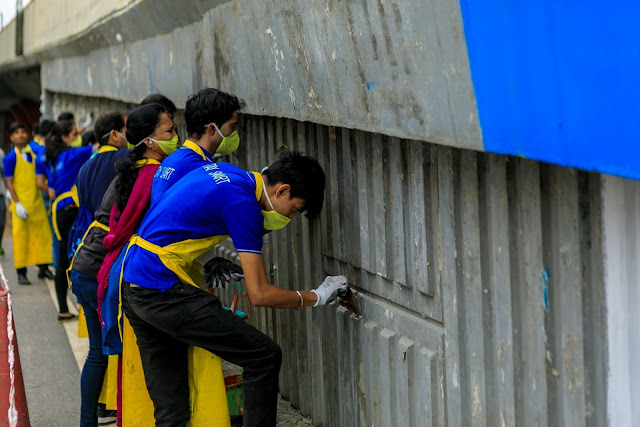Hundreds of citizens join Brigade, The Ugly Indian to paint Anand Rao Circle flyover Hundreds of citizens join Brigade, The Ugly Indian to paint Anand Rao Circle flyover