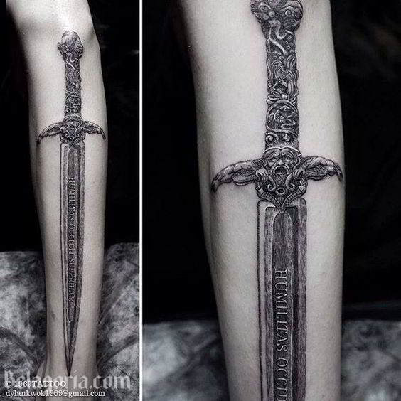 Un tatuaje de espada para mujer 