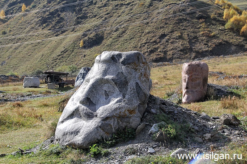 Каменные головы. Село Сно. Грузия