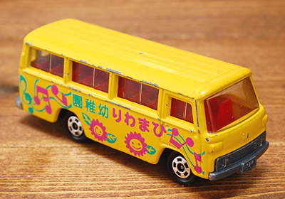 トミカ 三菱ローザ幼稚園バスの日本製・中国製を比べる！