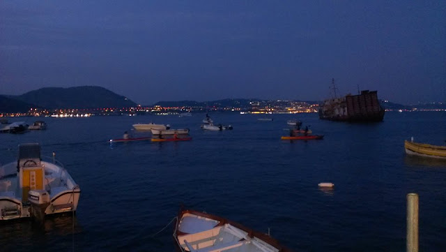 Canoa di notte Napoli