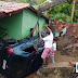 Carro cai em quintal de residência em Pirpirituba-PB