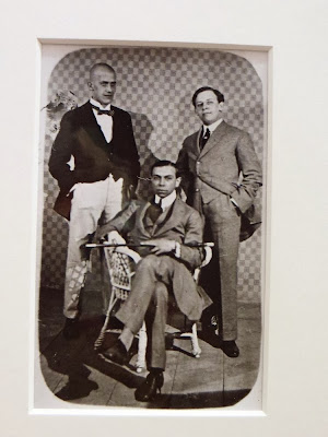 Fotograf anonim - Oskar Kokoschka(stanga), Max Oppenheimer, Ernst Reinhold (1909) Fotograf anonim - Oskar Kokoschka(stanga), Max Oppenheimer, Ernst Reinhold (1909)