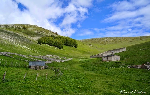 Salendo verso Serra Sparvera. Stazzo Salendo verso Serra Sparvera. Stazzo