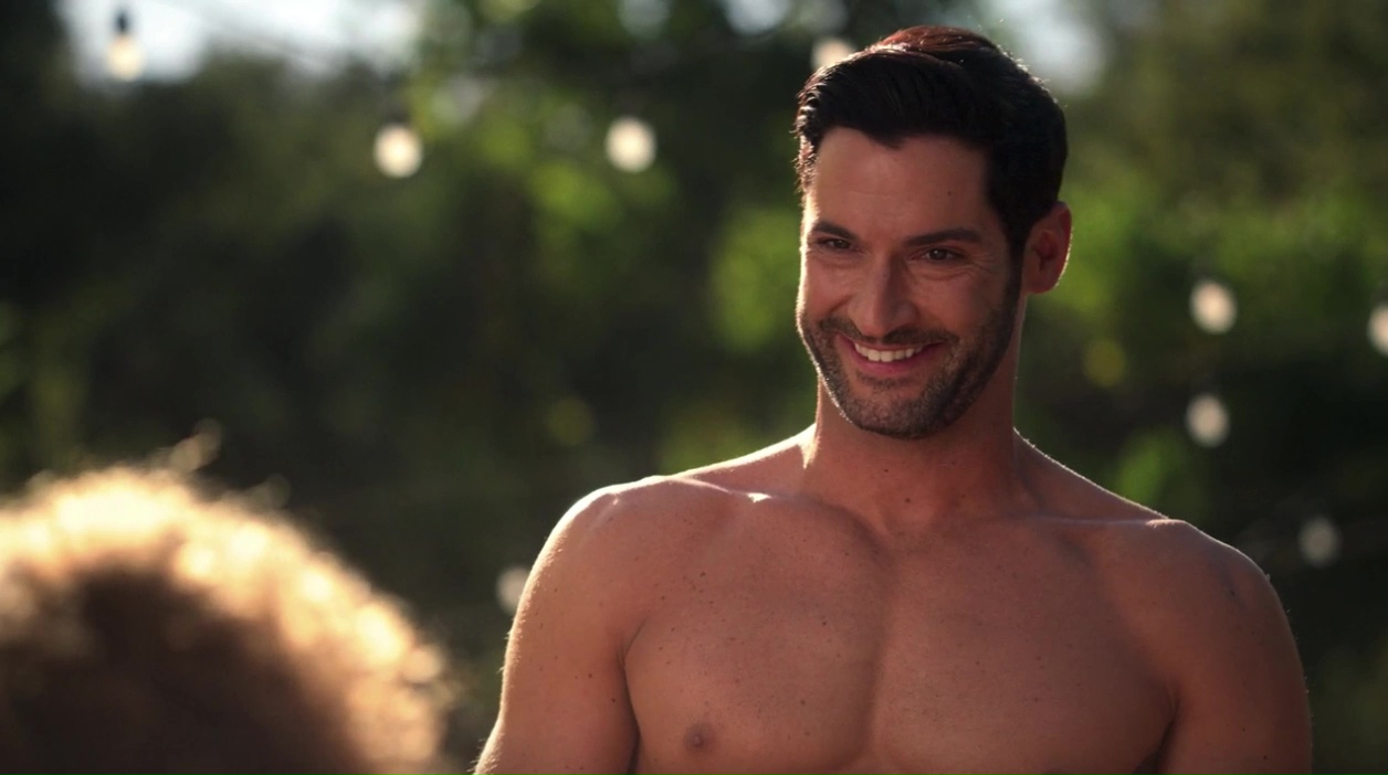 Tom Ellis with his amazing ass out in 'Lucifer'. 