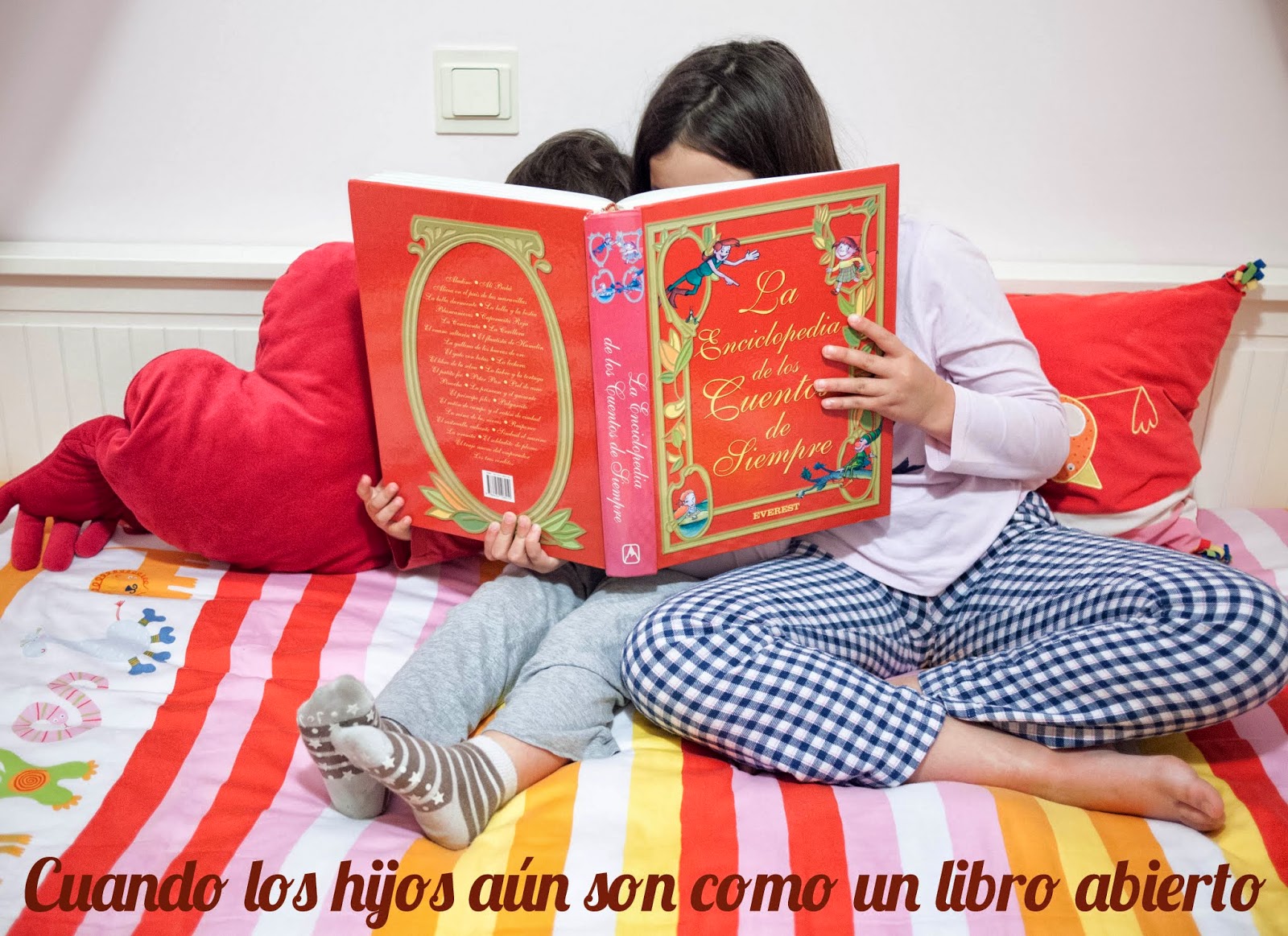 Niños detrás de un libro abierto