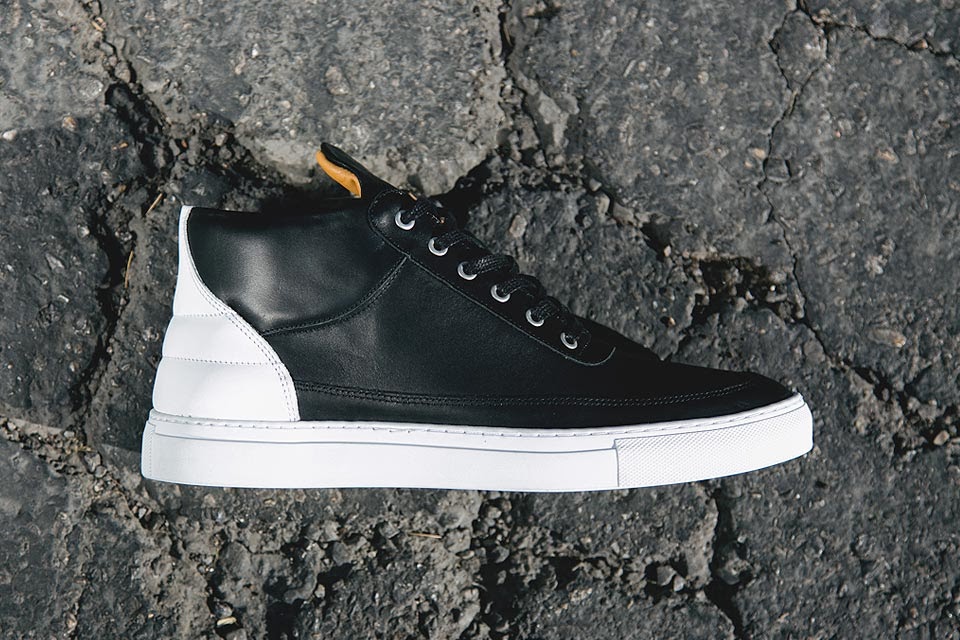 FEELFREEARTZ: Filling Pieces Halftop in Black and White