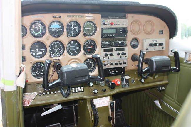 cessna 172 cockpit side view cessna 172 cockpit side view