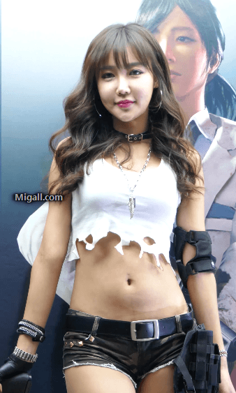 포즈 취하는 레이싱 모델 조인영 몸매