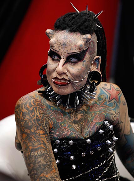 Wanita ini Bertanduk Vampir