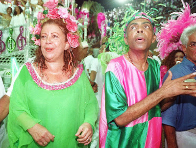 Beth Carvalho e Gilberto Gil durante desfile da Mangueira na Marquês de Sapucaí em 1998 — Foto: Rosane Marinho/Folhapress/Arquivo Beth Carvalho e Gilberto Gil durante desfile da Mangueira na Marquês de Sapucaí em 1998 — Foto: Rosane Marinho/Folhapress/Arquivo