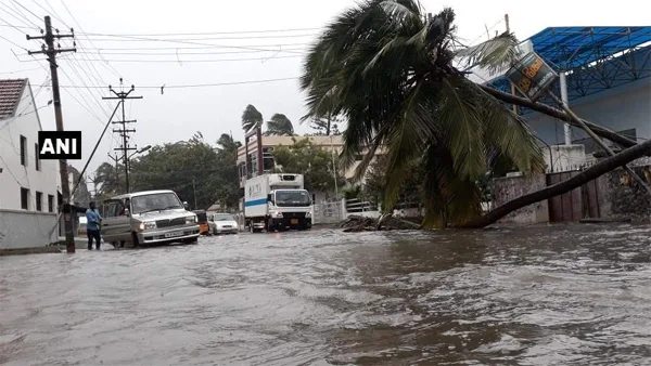 Heavy rains, strong winds lash Kanyakumari, Thiruvananthapuram, News, Rain, Warning, Hospital, Dead Body, Report, Kerala