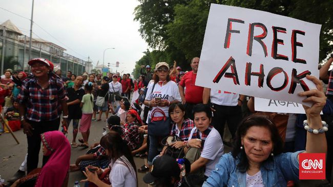 Diingatkan Polisi untuk Shalat, Ahoker Wanita Menolak Diingatkan Polisi untuk Shalat, Ahoker Wanita Menolak