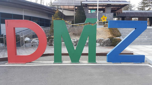 Demilitarized zone. Currency between North Korea and South Korea - DMZ - Zona desmilitarizada. Divisa entre a Coreia do Norte e a Coreia do Sul Demilitarized zone. Currency between North Korea and South Korea - DMZ - Zona desmilitarizada. Divisa entre a Coreia do Norte e a Coreia do Sul