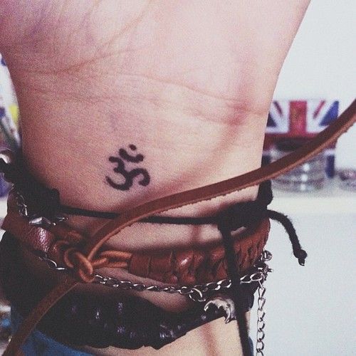 Pequeno bonito om tatuagem (ohm tatuagem)