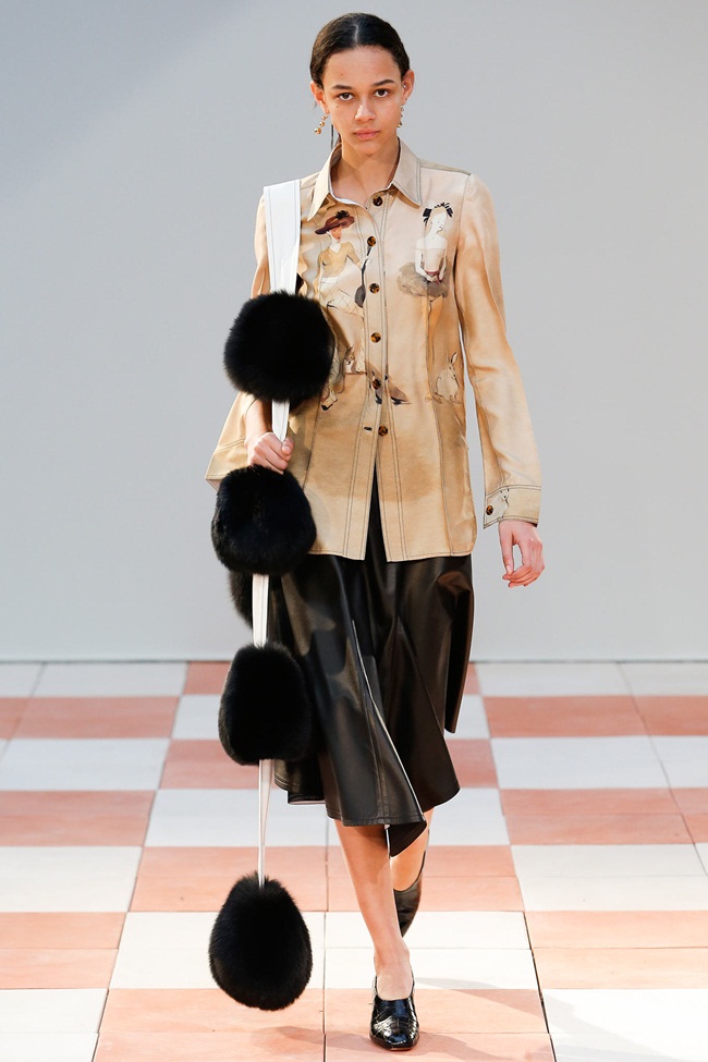 Céline 2015 AW RTW, Binx Walton Céline 2015 AW Big Fur Pompoms Scarf on Runway