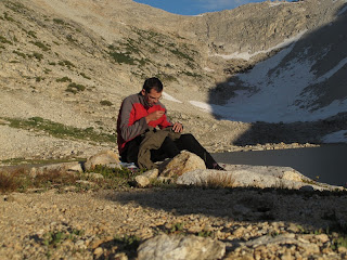 Ich nähe meine Hose wieder zusammen; im Hintergrund der Abstieg vom White Bear Pass