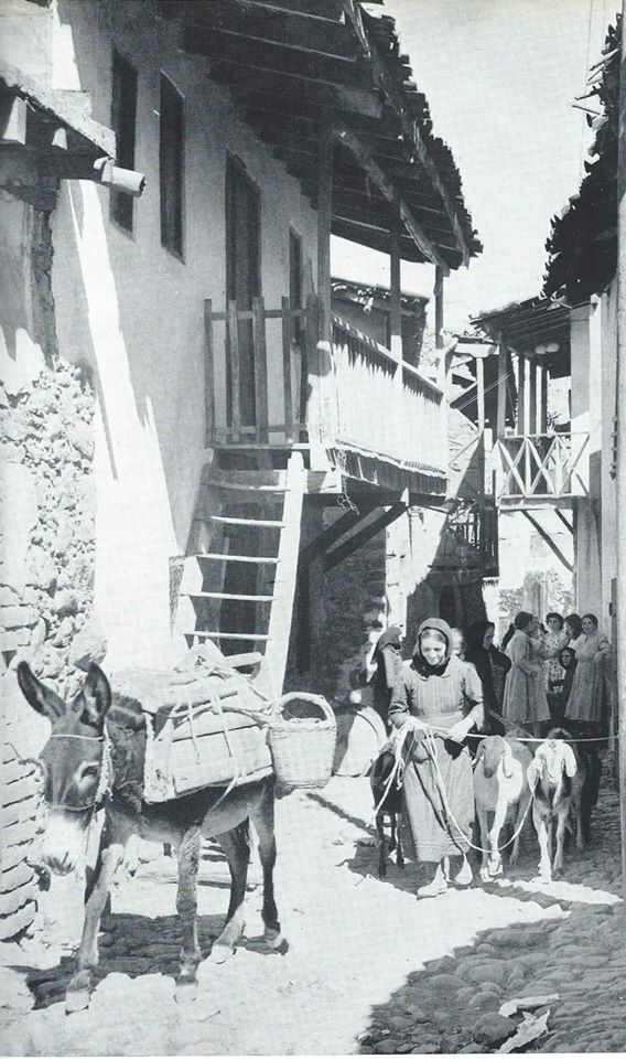 Μια καθημερινή εικόνα του παλιού χωριού, σε φωτογραφία του 1956.