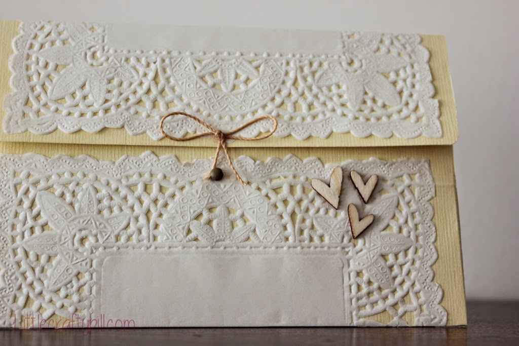 utilizar Casco Puno Little Crafty Pill: Cómo hacer un sobre para bodas con un folio y una blonda