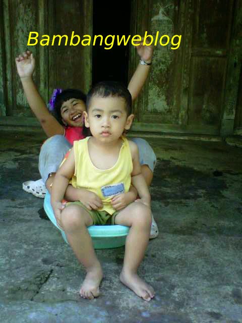 Foto Anak Lucu Bermain dengan Ember