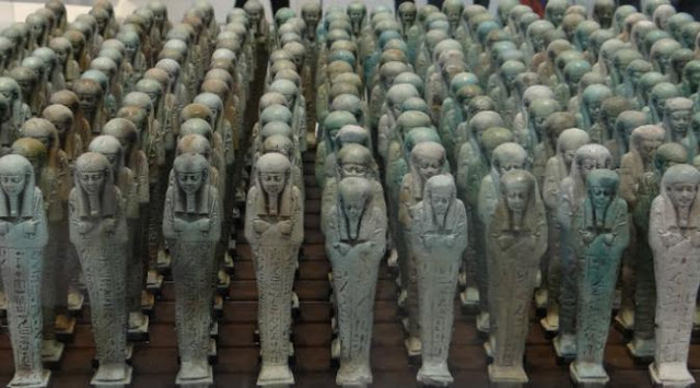 Firaun di makam dengan pengikutnya Sumber wikimedia Commons