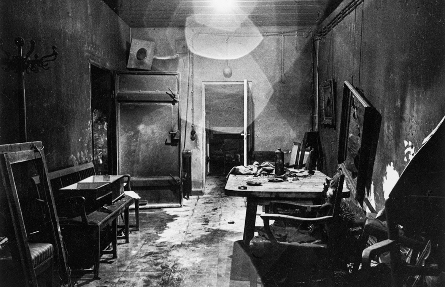 Ultimate Collection Of Rare Historical Photos. A Big Piece Of History (200 Pictures) - Inside of Hitler's bunker