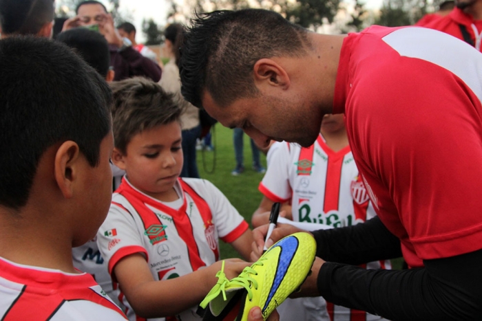 JUGADORES INTEGRAN UN EQUIPO DE FUTBOL jugadores integran un equipo de futbol: