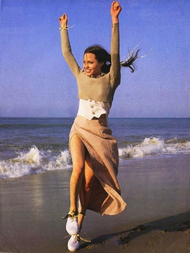 Early Modeling Photos Of Angelina Jolie When She Was 18 ~ Vintage Everyday