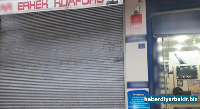 Diyarbakır Huzurevleri'nde berber dükkânına silahlı saldırı: 1 yaralı DİYARBAKIR-Kayapınar'a bağlı Huzurevleri Mahallesi'nde berber dükkânına giren A.T. isimli bir kişi, etrafa rastgele ateş ederek iş yeri sahibini ağır yaraladı.