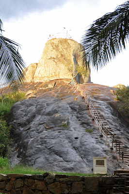 вырубленные в гранитной скале ступени ведут на вершину Михинтале, лестница для паломников