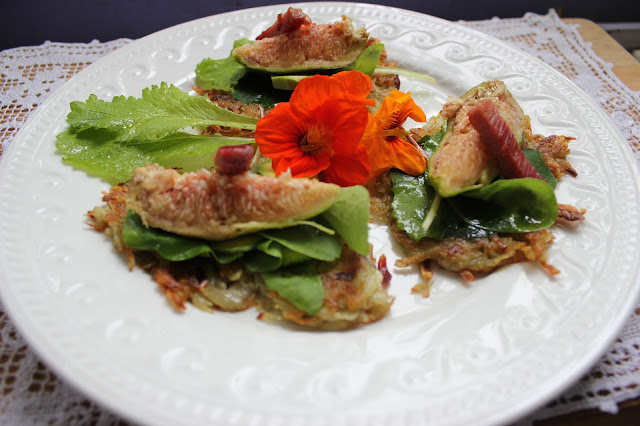 Recipe - Organic supper of kartoffelpuffer, figs ham and green salad.